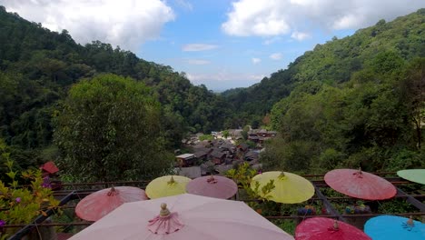 Hermosas-Sombrillas-De-Colores-En-La-Parte-Superior-Del-Mirador-Sobre-El-Pueblo-Tailandés-Tradicional