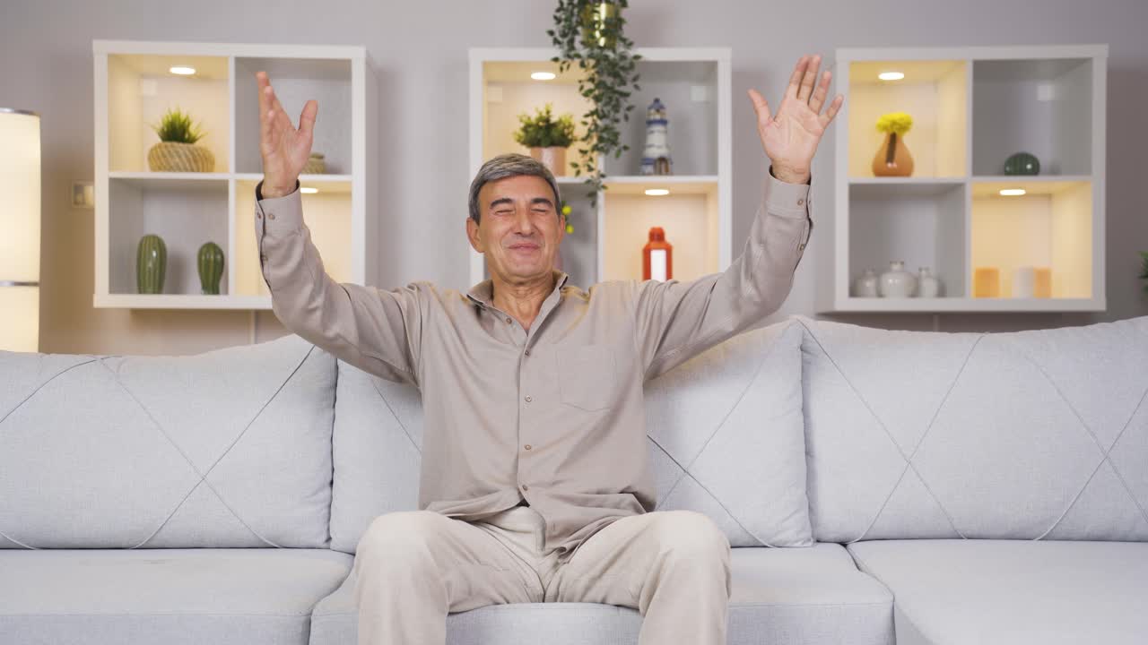 el viejo se está regocijando.