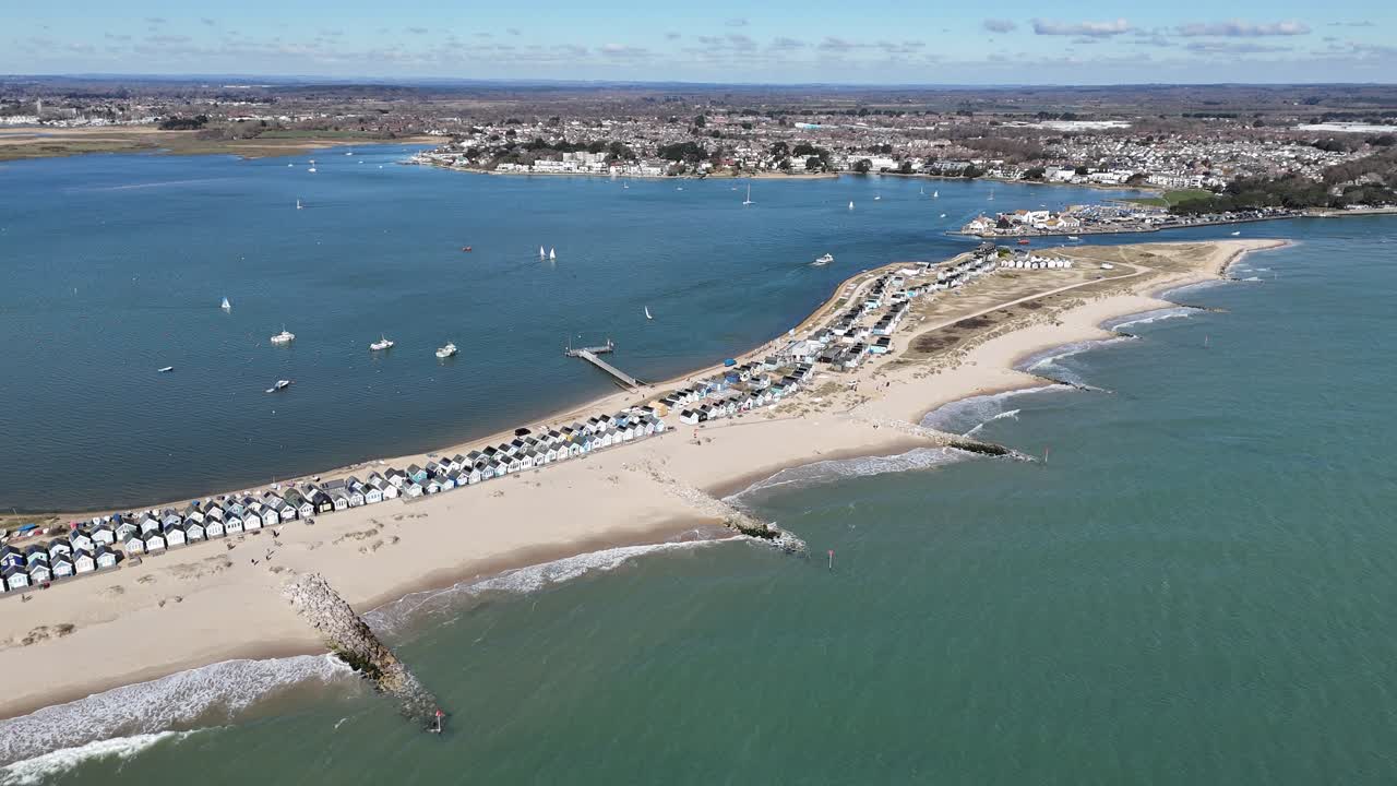 establecimiento de cabañas de playa tomadas desde el aire mudeford sandbank christchurch reino unido