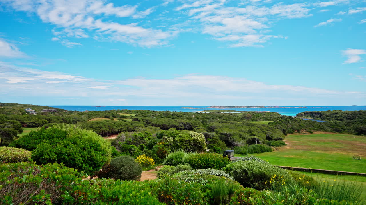 Paesaggio verde e pittoresco della Corsica, Francia. Nuvole in movimento, cielo azzurro brillante. Destinazione per le vacanze estive.