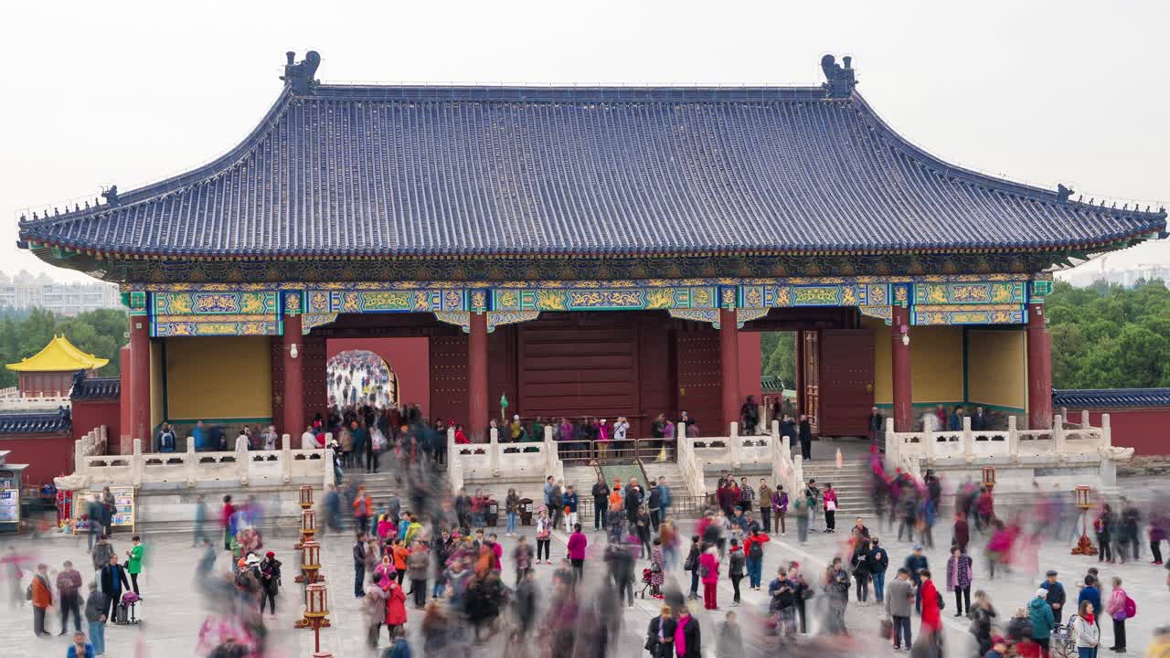 timelapse de la gente deambulando en el templo del cielo el fin de semana, beijing.