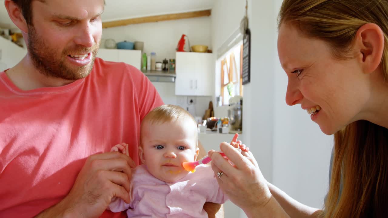 부모 는 집 에서 아기 소년 에게 먹이 를 주고 있다 4k