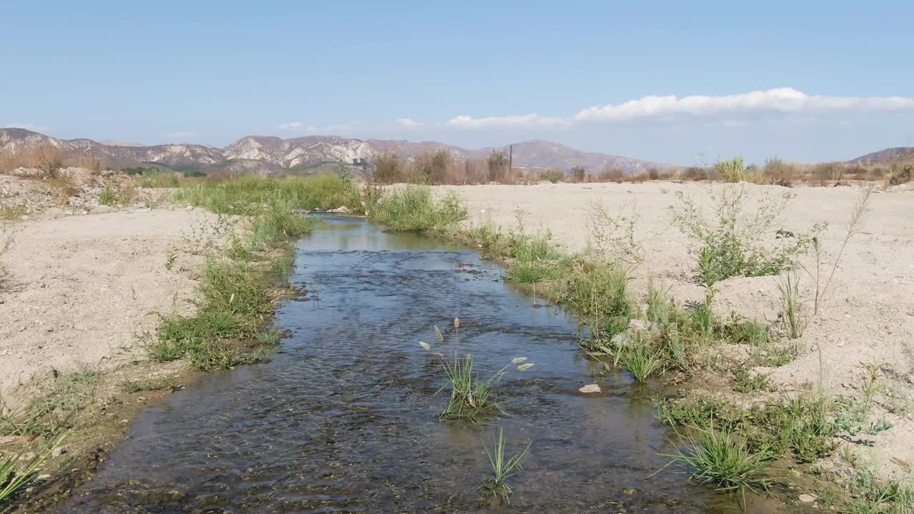 pequeño riachuelo en el desierto, cerca del lecho del riachuelo seco del paso elevado