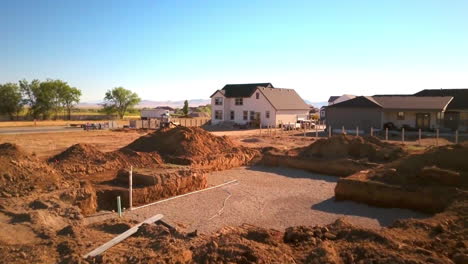 Un-Dron-Empujó-Un-Hoyo-Recientemente-Excavado-Listo-Para-Construir-Una-Nueva-Casa