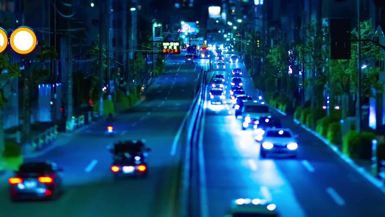 도쿄 시내 거리의 소형 교통체증의 야간 타임스