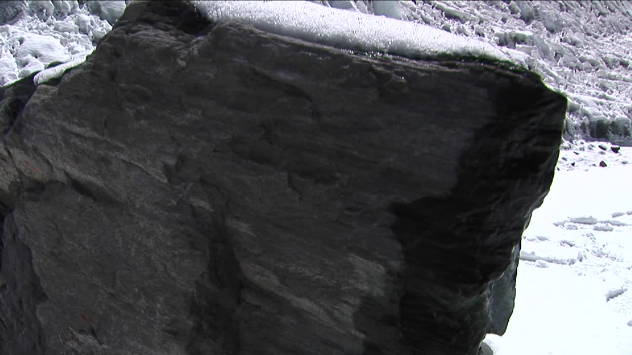 빙폭 근처에서 바위를 드러내는 등반가