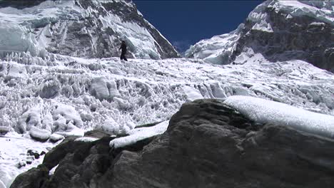 Pfanne-Vom-Felsen-Enthüllt-Kletterer-In-Der-Nähe-Von-Eisfall