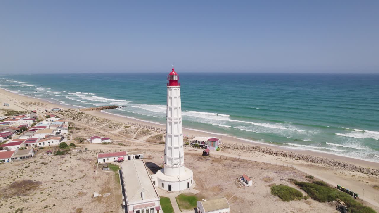 tomada en órbita del faro de cabo santa maría en la isla de culatra entre la ría formosa y el océano atlántico, olhao