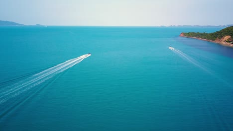 Vista-Aérea-De-Barco-De-Lujo,-Yate-De-Lujo-Moviéndose-Rápido-En-El-Mar-Azul