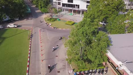 Luftaufnahme-Einer-Städtischen-Kreuzung,-An-Der-Autofahrer-In-Thailand-Vor-Der-Technischen-Universität-Zirkulieren