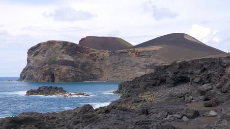 volcán capelinhos en la isla faial en un día nublado, azores, portugal, europa