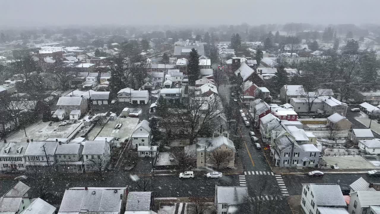강설 중 작은 미국 마을의 시내