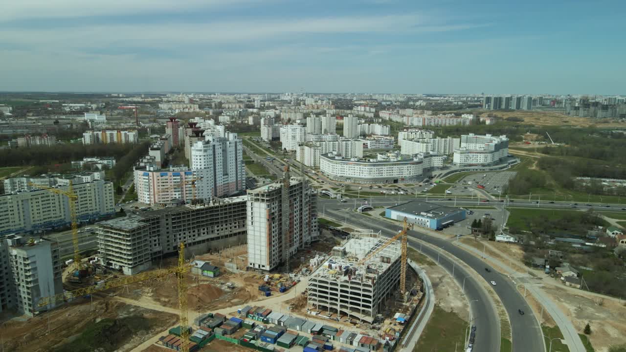 gran sitio de construcción. construcción de un moderno edificio residencial de varios pisos