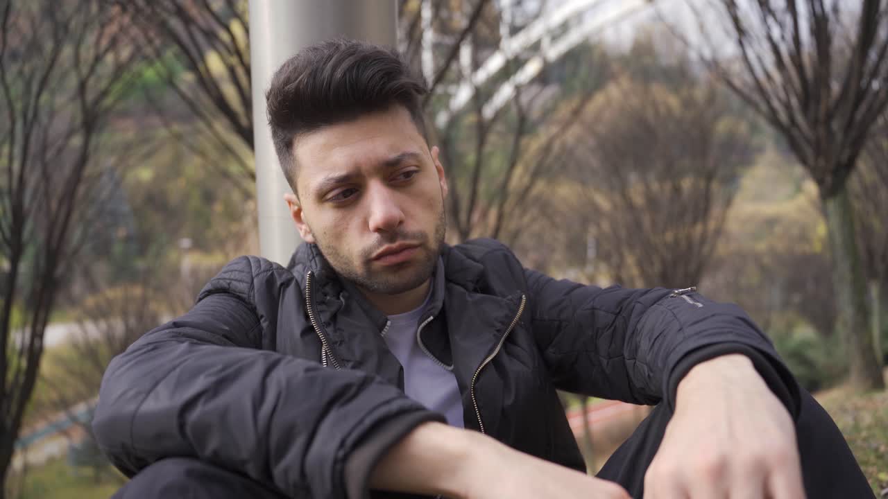 el hombre infeliz es reflexivo y pensativo al aire libre.