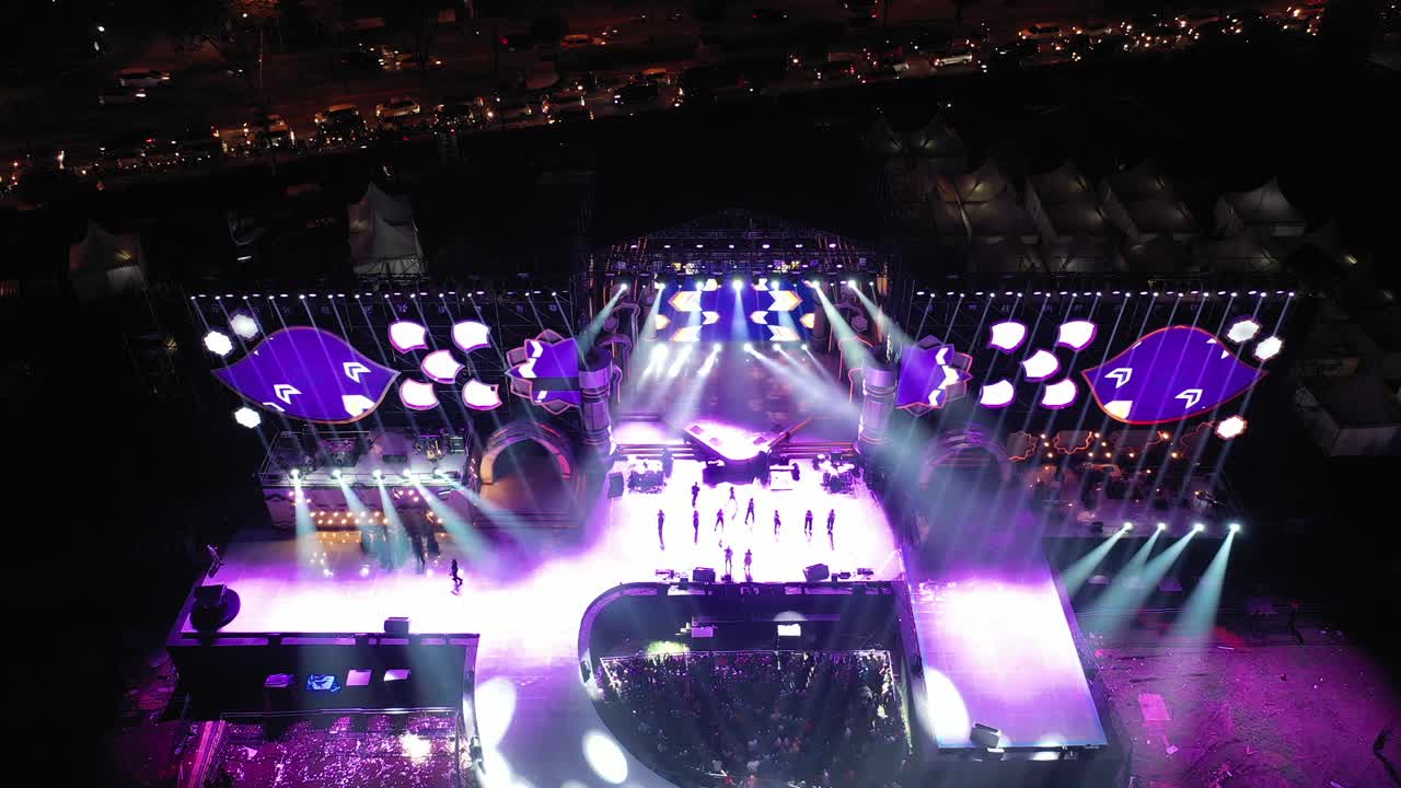 una vista aérea nocturna de un gran escenario de conciertos