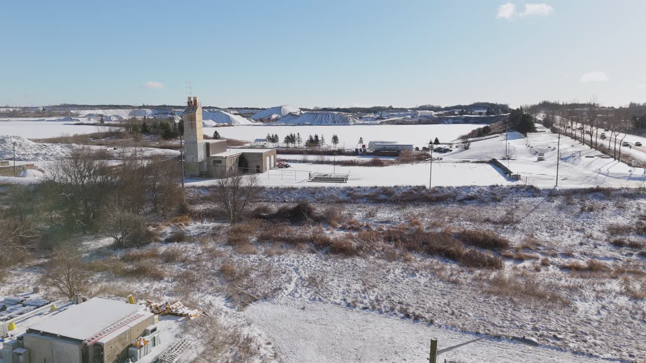 paisaje nevado de la cantera en la aldea de caledon, ontario, canadá, con estructuras industriales
