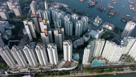 Rascacielos-Del-área-De-La-Playa-De-Mariposas-De-Hong-Kong-Y-Paseo-Marítimo,-Vista-Aérea-De-ángulo-Bajo