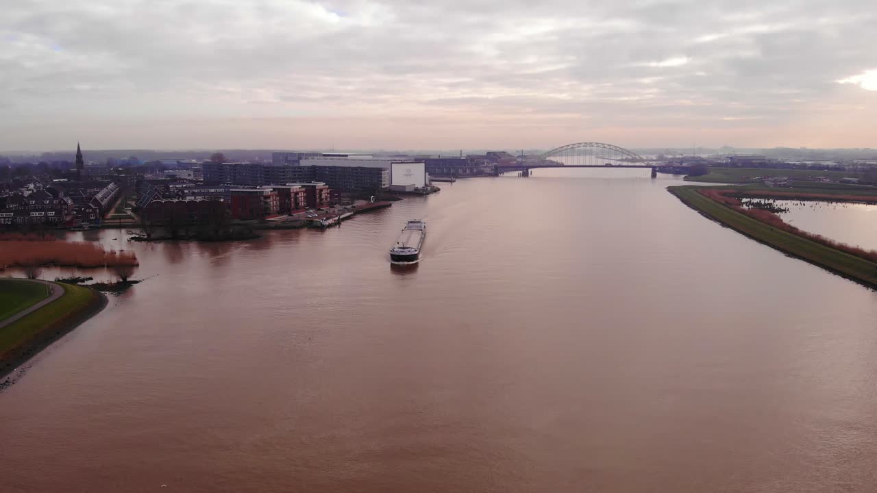 알블라세르담의 크레제폴더를 지나는 스트렐리치아 화물 가게가 있는 흐린 날 노르드 강의 높은 공중 전망