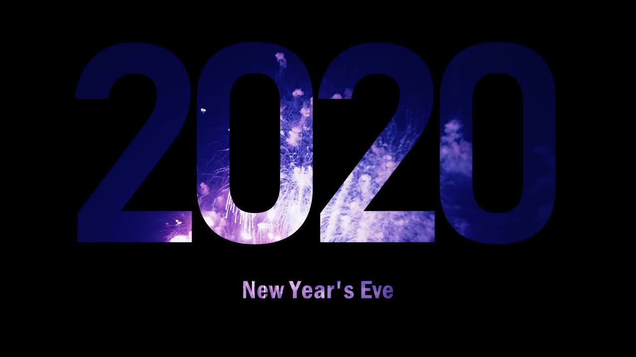 2020 Felice Anno Nuovo con veri fuochi d'artificio che esplodono, riempimento del fotogramma di celebrazione e loop continuo con sfocatura astratta