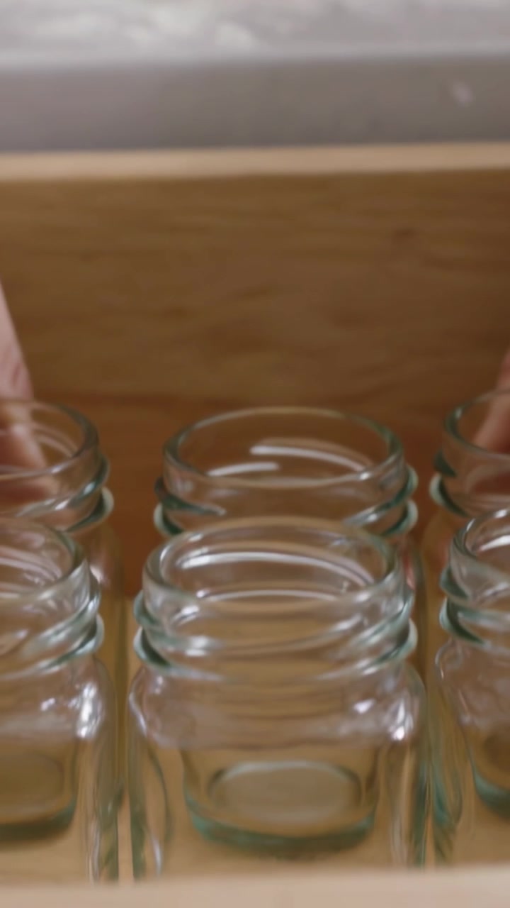Verticale video: Beginnend met handen die potjes in beeld brengen naast het bed, nette rijen uitlijnen in een dienblad