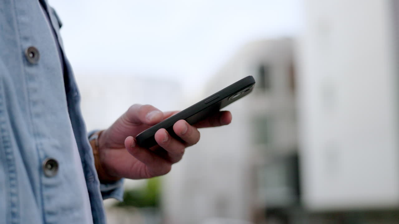 manos, teléfono y comunicación con un hombre