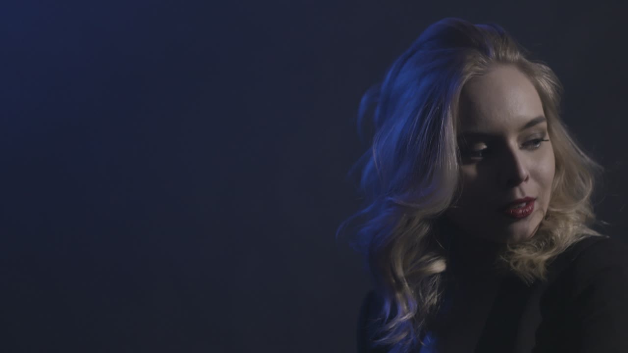 Ritratto di donna bionda con illuminazione drammatica