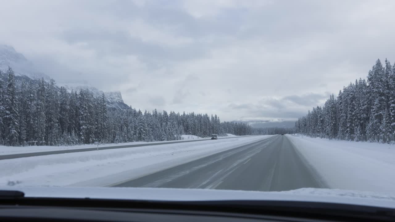 viaje de invierno, autopista, banff, alberta