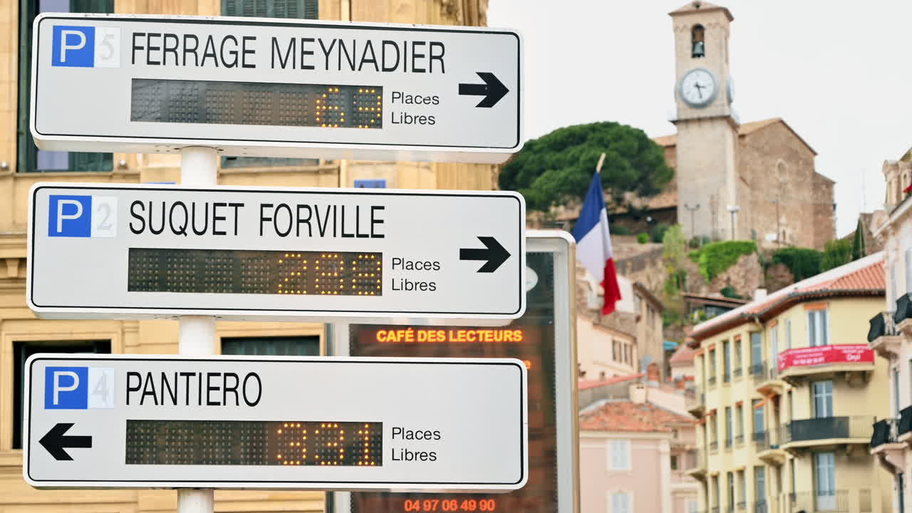 Pilar con flechas que indican la dirección de movimiento de los autobuses en Cannes, Francia