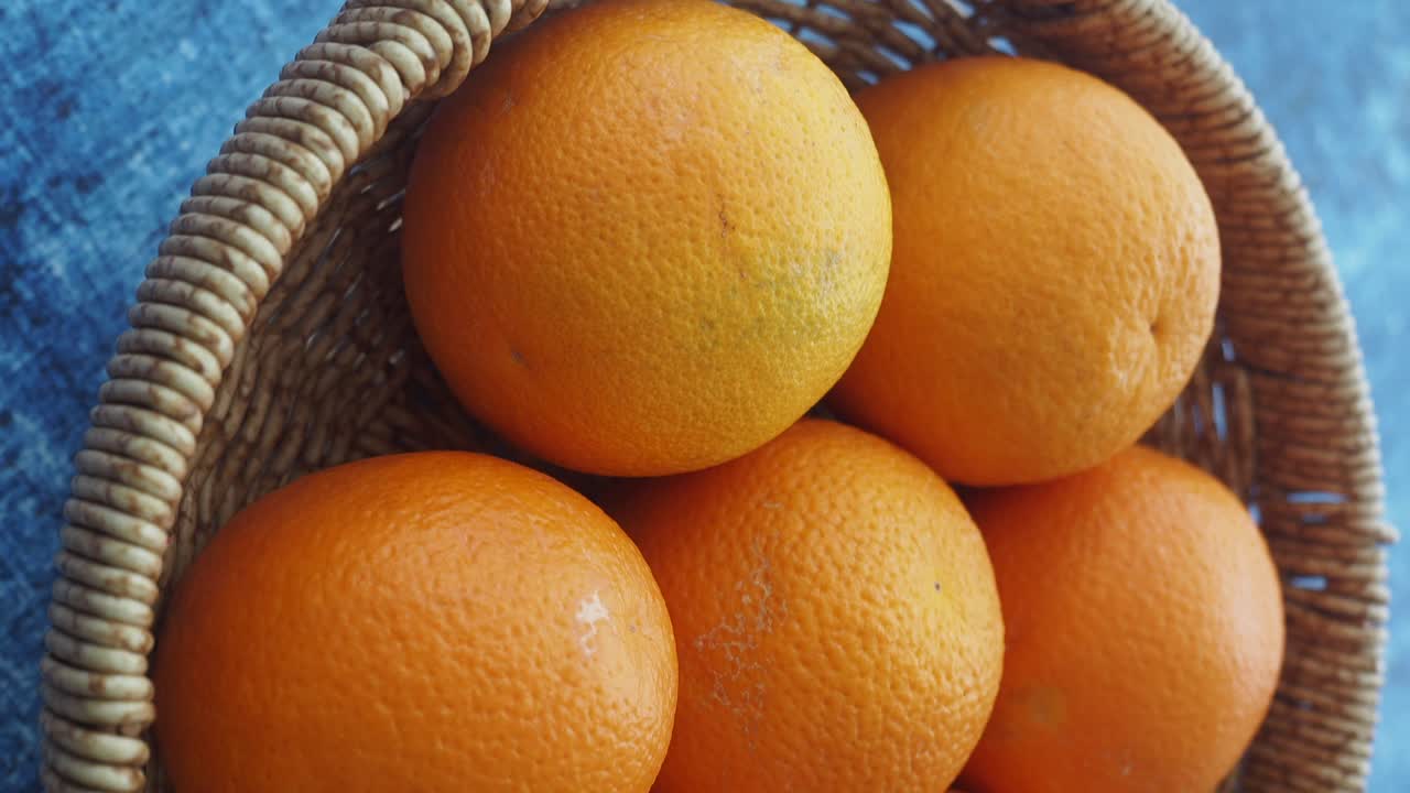 Close-up of fresh oranges in a woven basket