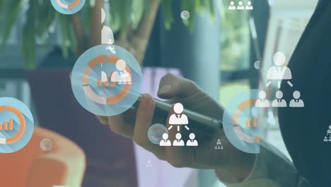 animación del procesamiento de datos sobre una mujer caucásica que usa un teléfono inteligente