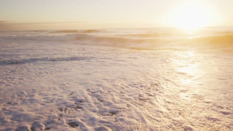 Sonnenuntergang-Und-Meer-Mit-Wellen-Und-Blauem-Himmel-Am-Leeren,-Sonnigen-Strand