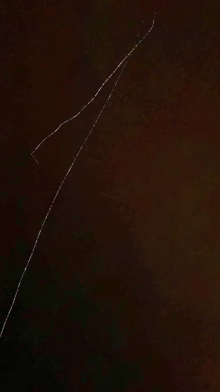 Scie luminose astratte in movimento su sfondo scuro