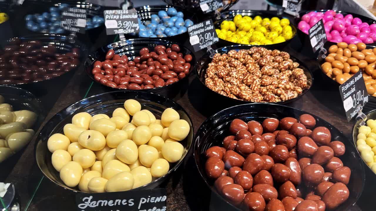Fargerik godteridisplay på markedsbod med levende og varierte alternativer