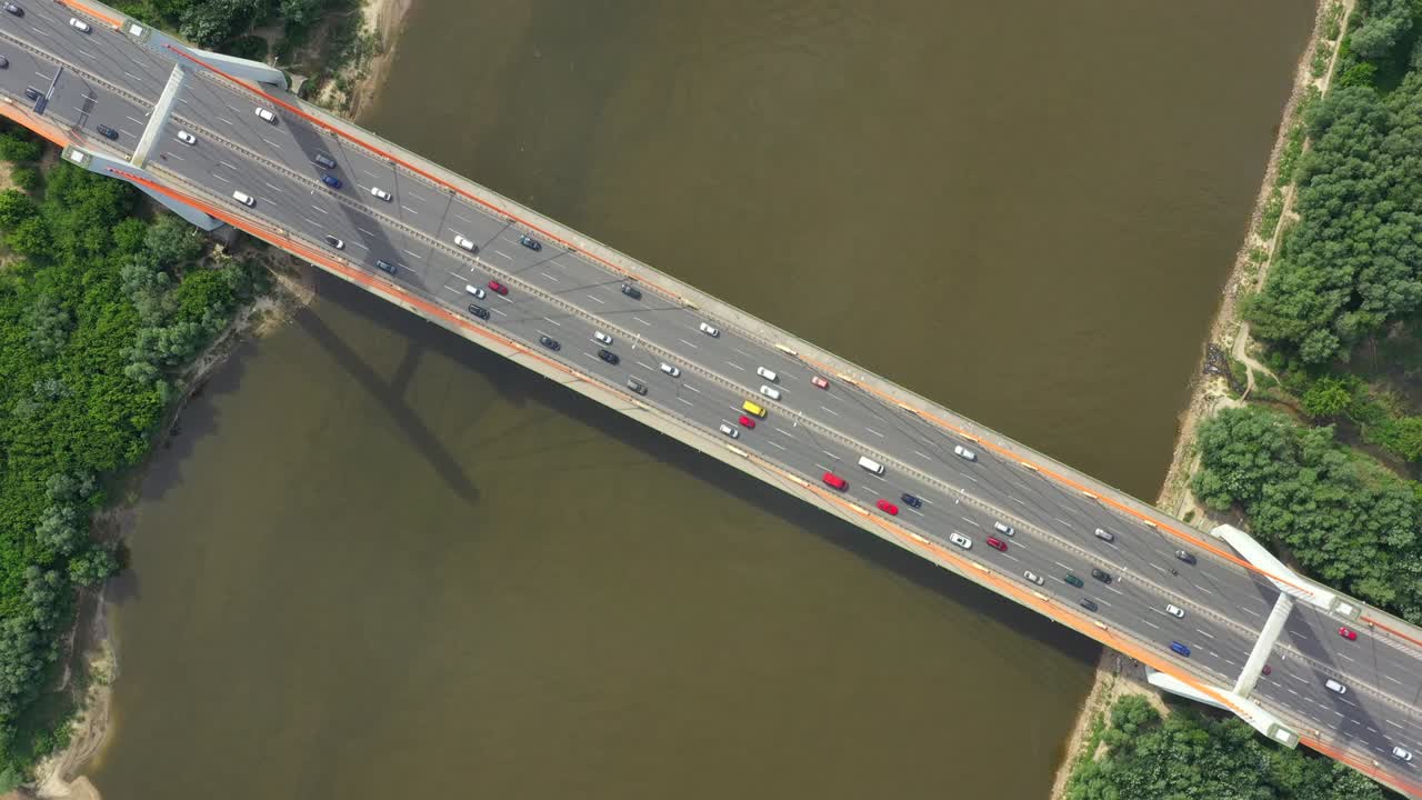 배경 부드러운 강 표면 무인 항공기 보기에 고속도로 교량에서 이동 하는 도시 자동차