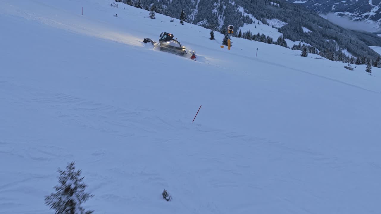 Un drone riprende le operazioni di battitura della neve sulle piste da sci a Zillertal Arena, Krimml e Königsleiten, Austria, con neve abbondante e viste alpine mozzafiato.