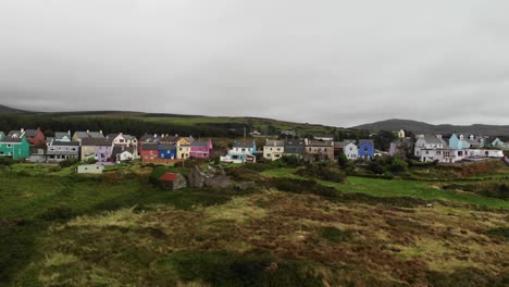 A-typical-traditional-irish-village-with-colourful-houses,-Ireland,-Peninsula