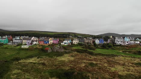 Un-Típico-Pueblo-Tradicional-Irlandés-Con-Casas-Coloridas,-Irlanda,-Península