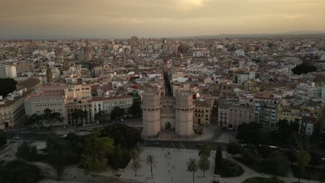 Toma-Aérea-Al-Atardecer-De-Torres-Serranos-Históricas,-Punto-De-Referencia-En-España,-Valencia