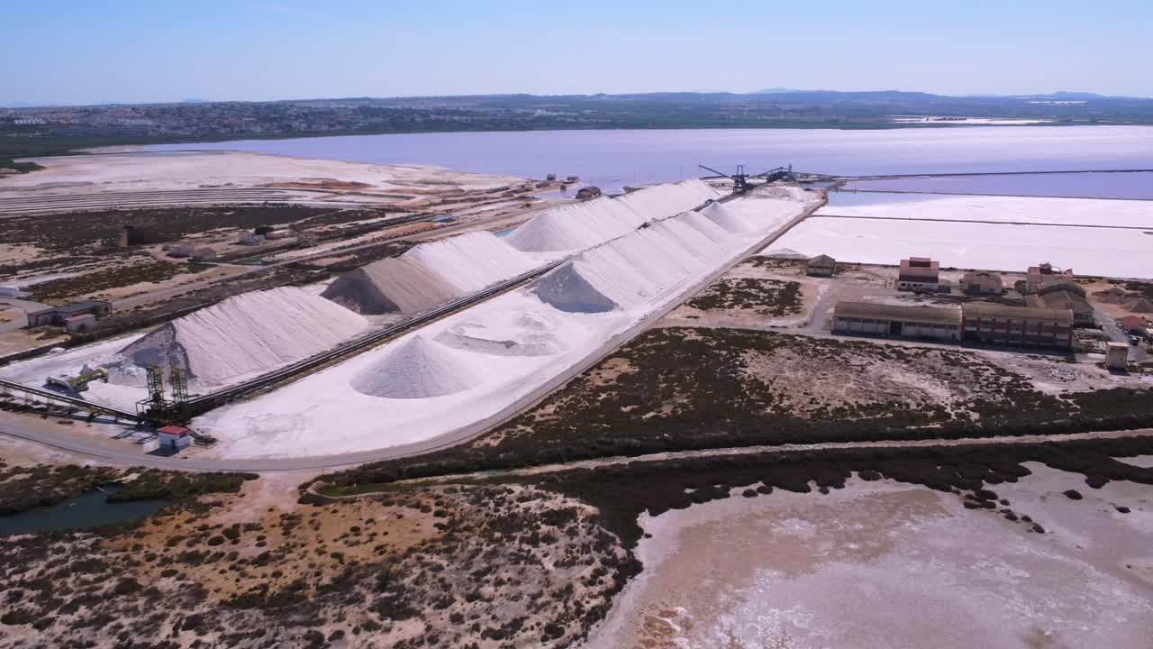 Vista aerea di un impianto di produzione del sale vicino a un lago rosa