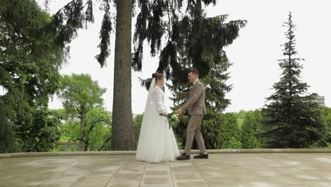 Frischvermählte.-Kaukasischer-Bräutigam-Mit-Braut-Tanzt-Im-Park.-Hochzeitspaar.-Mann-Und-Frau-In-Der-Liebe