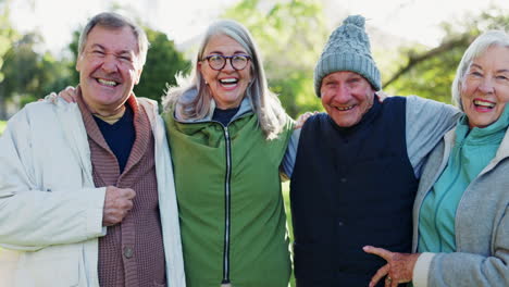 Naturumarmung,-Glückliche-Und-ältere-Freunde,-Die-Sich-Verbinden