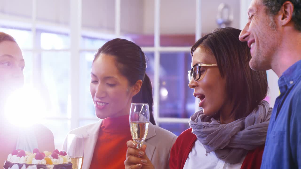 ejecutivos de negocios celebrando su cumpleaños