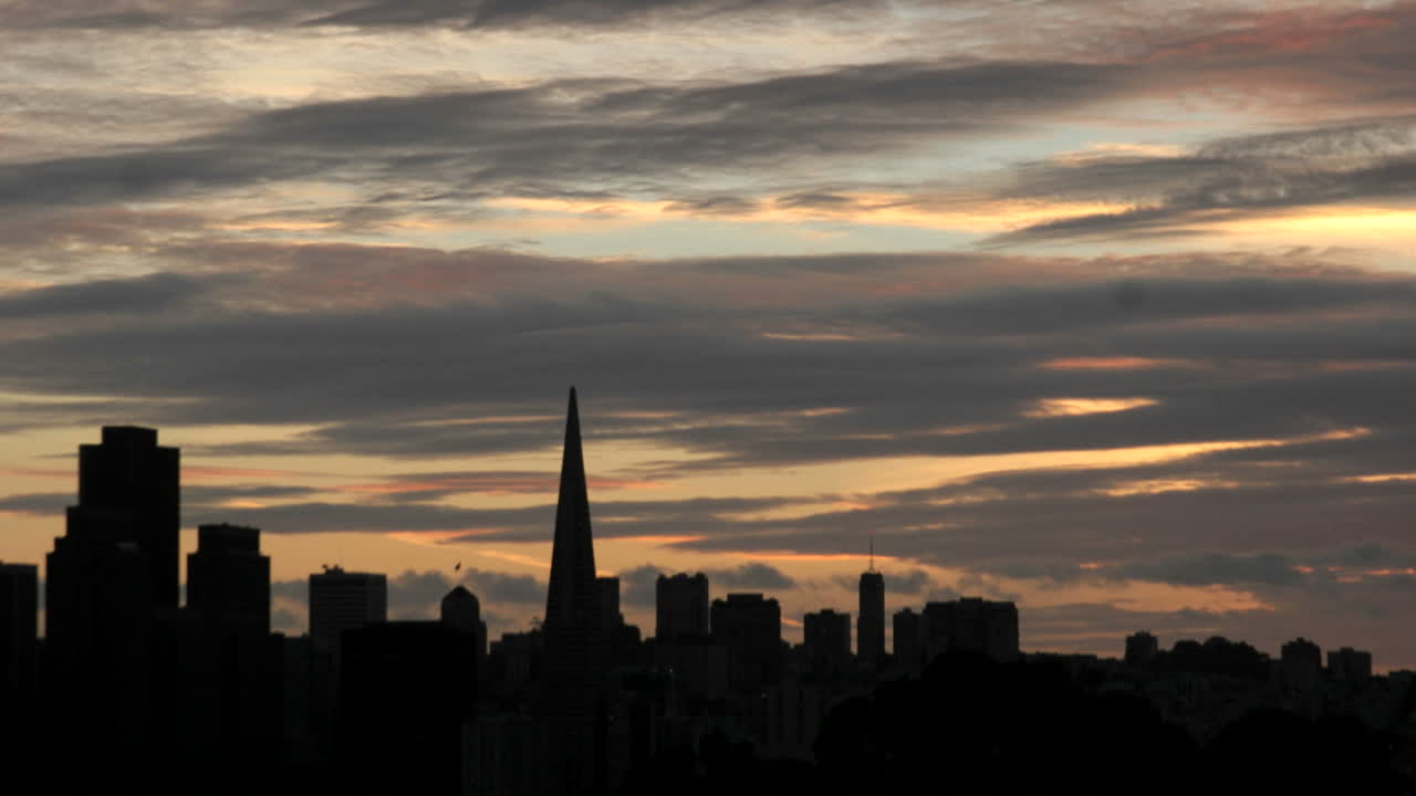다채로운 하늘이 샌프란시스코 스카이라인 1 위로 어둠으로 희미해집니다.