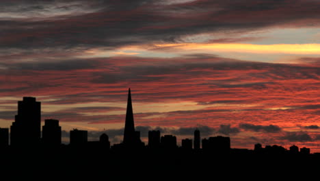 Un-Cielo-Colorido-Se-Desvanece-En-La-Oscuridad-Sobre-El-Horizonte-De-San-Francisco-1