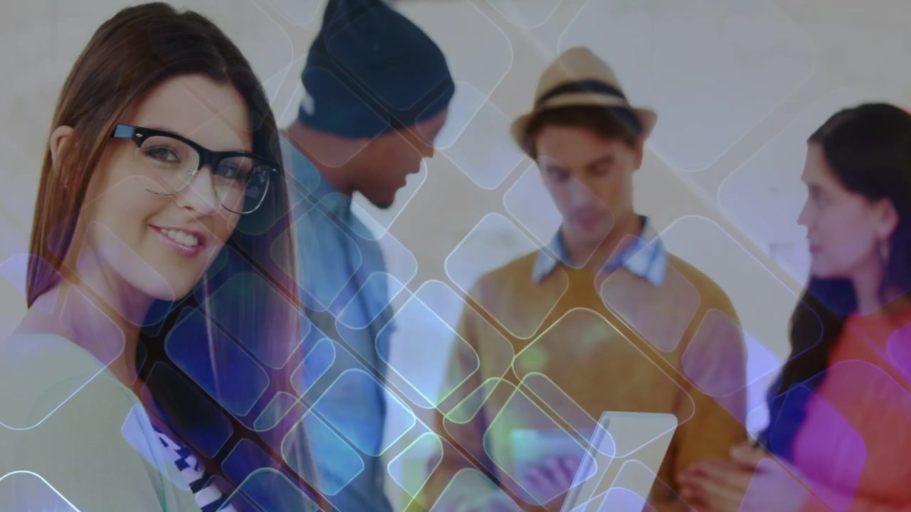 Donna che digita al portatile avviando una sovrapposizione luminosa mentre il team visualizza tablet e condivide dati tecnici.
