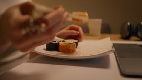 mujer comiendo sushi en casa