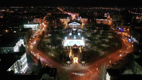 iluminación de año nuevo en un parque de la ciudad. se puede ver la pista de patinaje