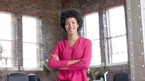 Retrato-De-Una-Feliz-Mujer-De-Negocios-Birracial-Casual-Con-Los-Brazos-Cruzados-En-El-Cargo-En-Cámara-Lenta