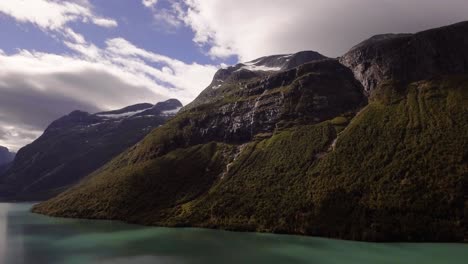 fotografía aérea de un lago rodeado de montañas en noruega