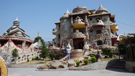 turista en el hermoso y único castillo de bakhoun en el líbano